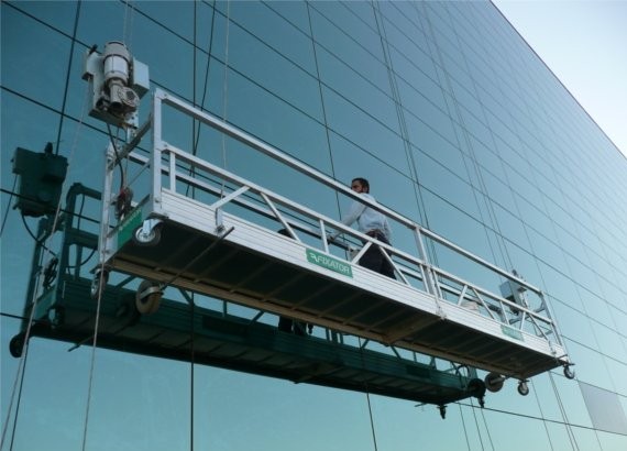 Câble en acier galvanisé 4x31sw 8,3 mm utilisé pour la plate-forme de lavage de vitres suspendue à la façade en verre d'un gratte-ciel.